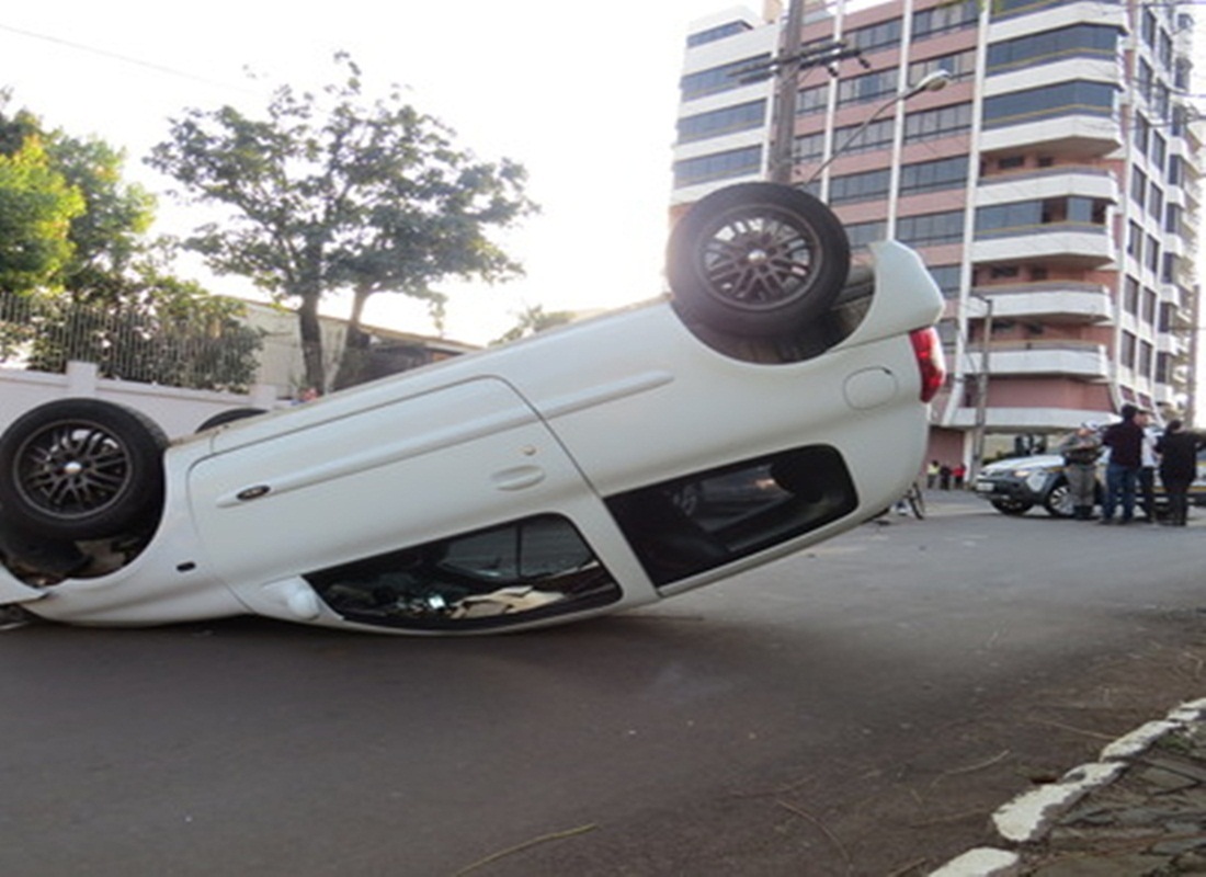 Ir para  <p>Na tarde desta quinta-feira (4) um Clio branco capotou no final da Avenida Mauricio Cardoso em Erechim. De acordo com testemunhas o ve&iacute;culo estava descendo a avenida, sentindo centro, quando se deparou com um Ford Ka dourado...